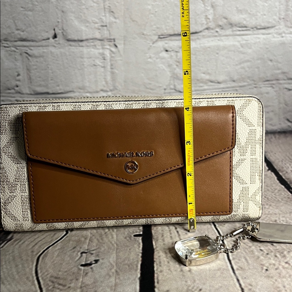 * 🌞Spring Vibes🍀 Michael Kors Jet Set Charm LG Signature Envelope Wallet - Picture 13 of 13